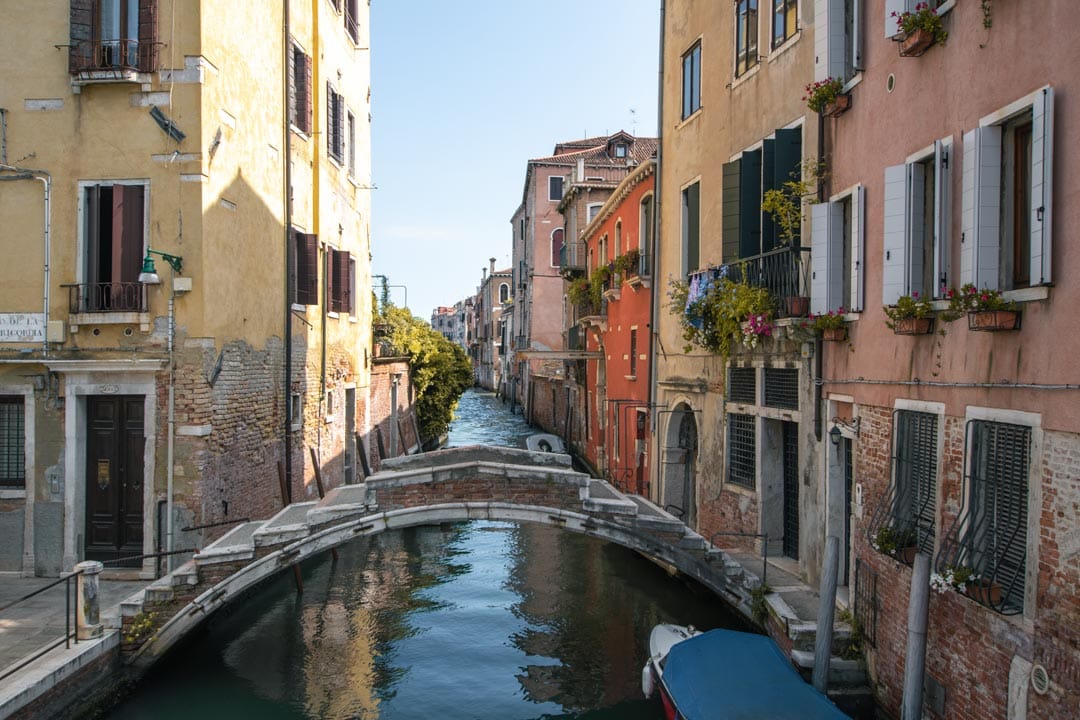 3-day-venice-itinerary-picturesque-bridge-in-jewish-ghetto