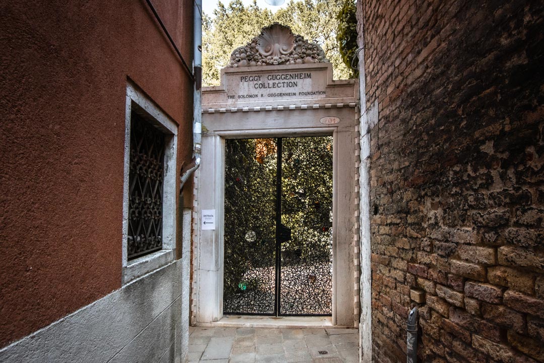 entrance-to-peggy-guggenheim-collection-in-venice