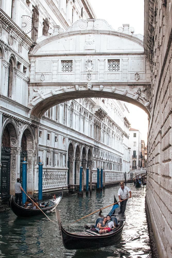 gondolas-passing-under-the-bridge-of-sighs