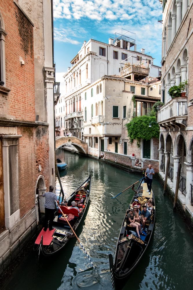 gondolas-roaming-venice-canals