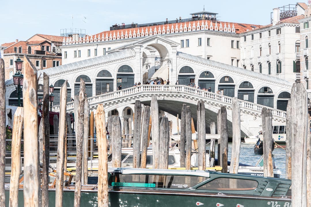 rialto-brisge-with-many-boat-poles