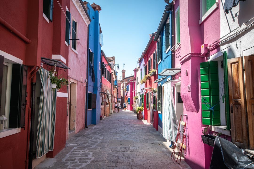 three-days-in-venice-alley-surrounded-by-purple-and-all-kinds-of-colors-houses