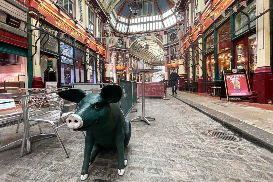 2-day-london-itinerary-pig-statue-in-the-market