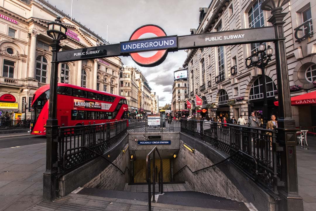2-days-in-london-piccadilly-circus-tube-station