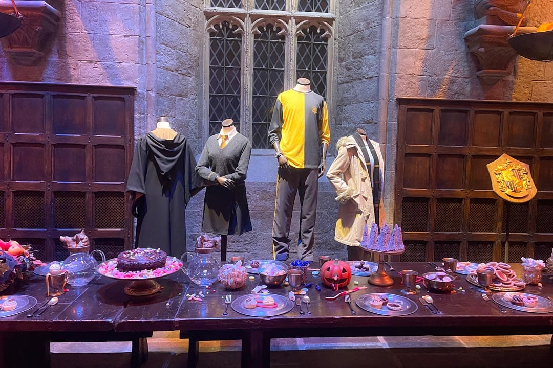 hufflepuff-table-with-costumes-in-the-back