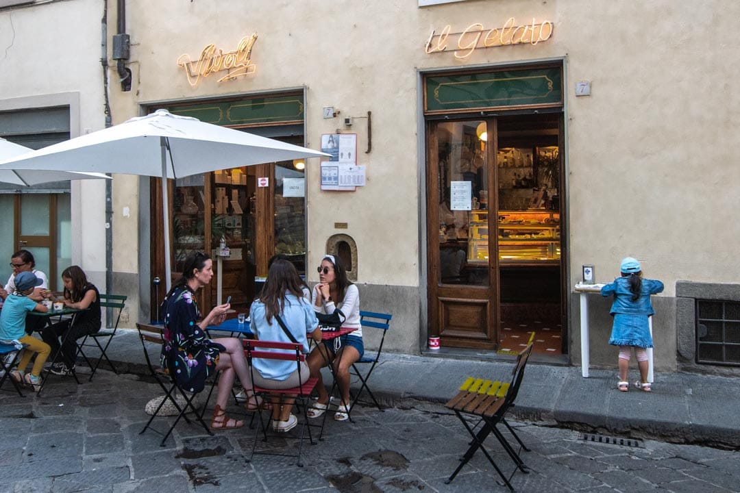 people-eating-gelato-in-front-of-vivoli