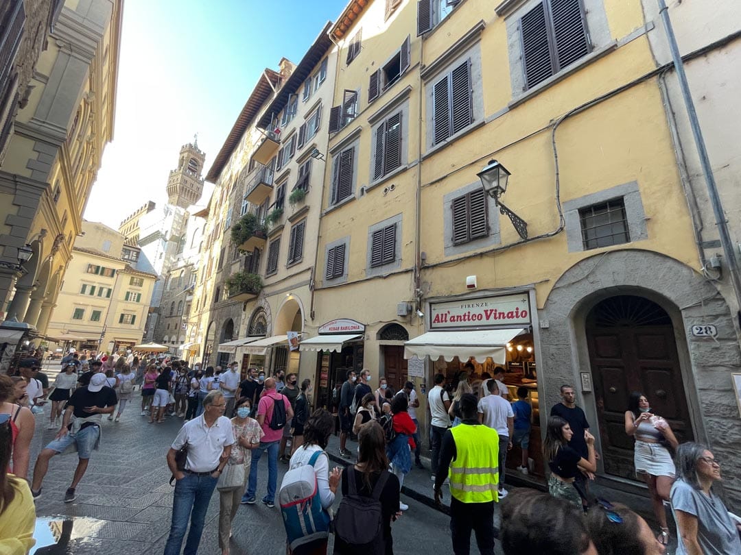 queue-in-front-of-al-antico-vinaio