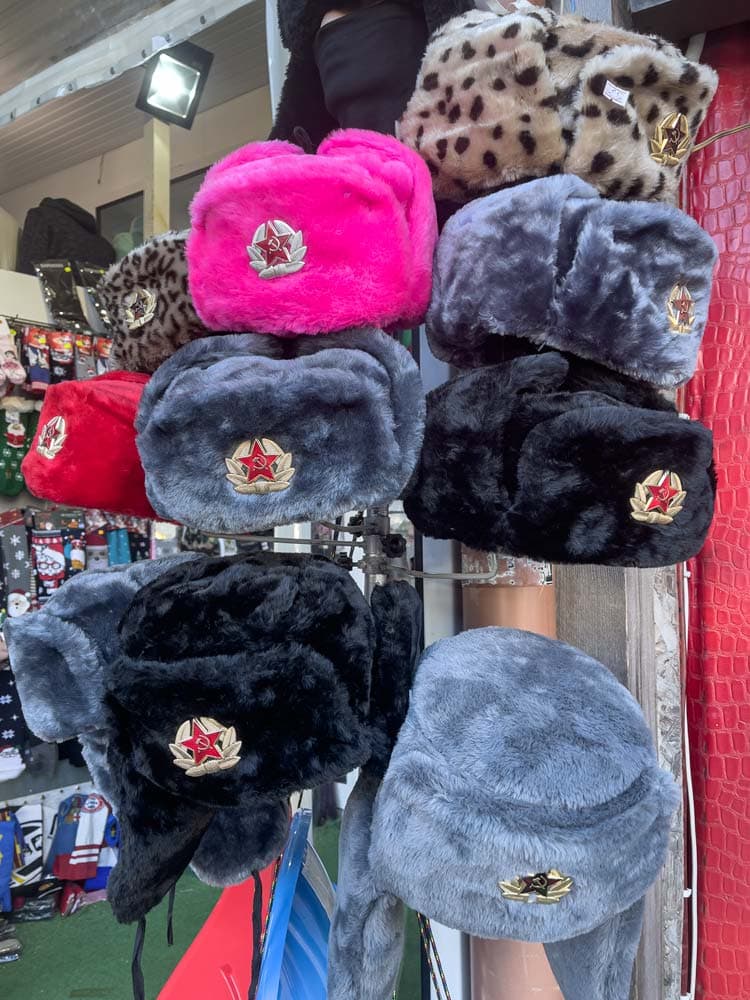 ski-in-borovets-funny-russian-hats