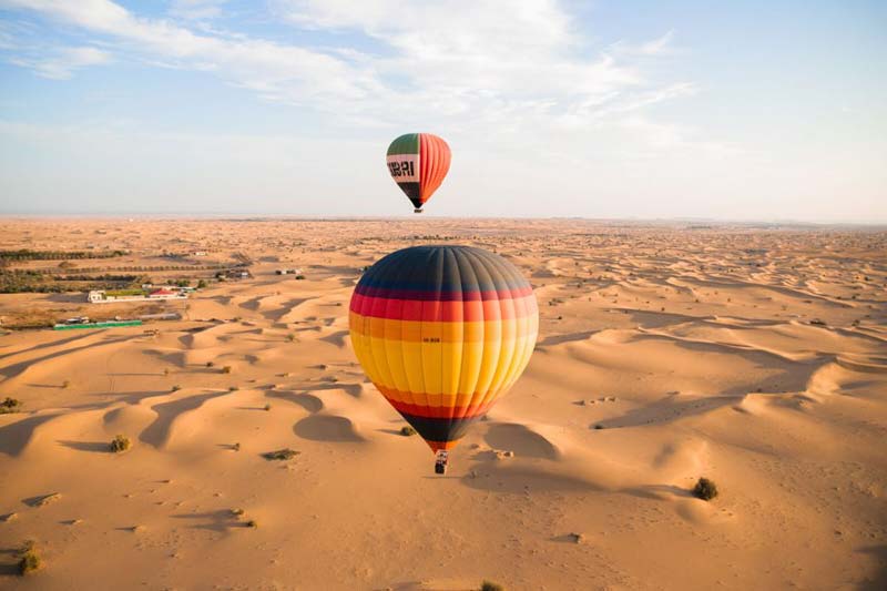 ballon-over-the-desert