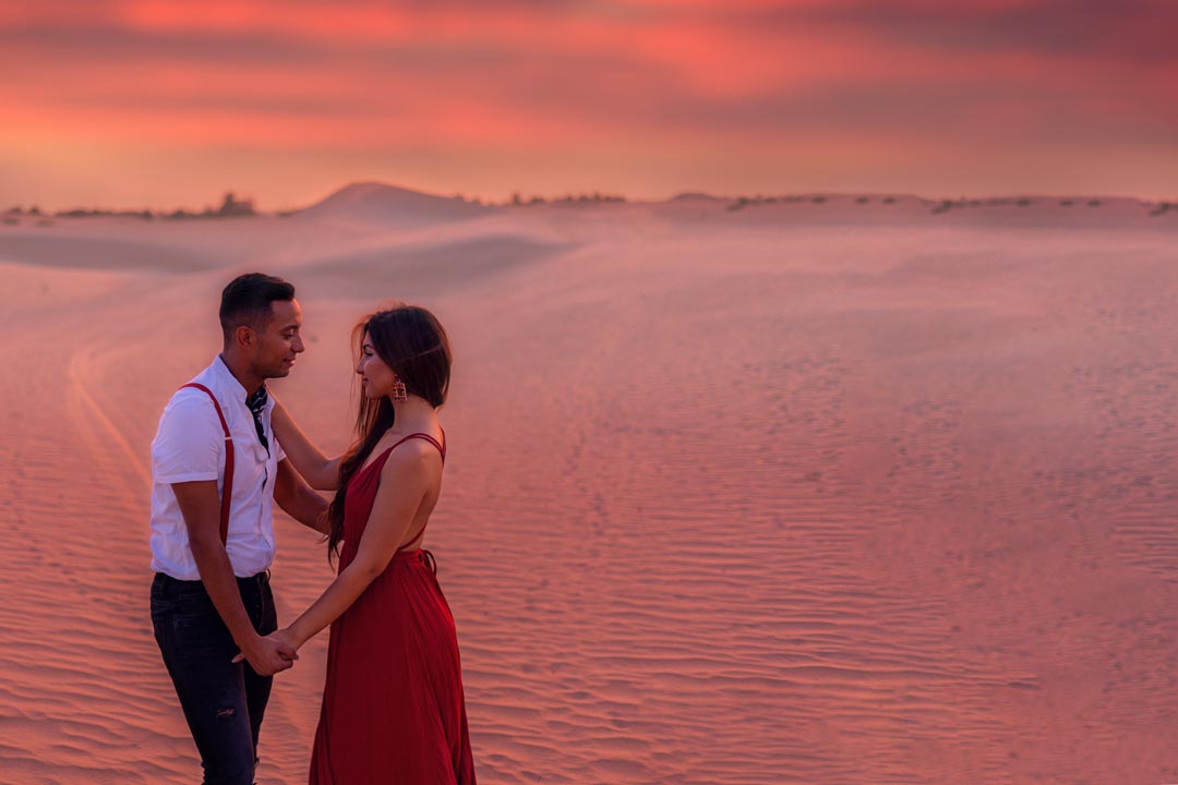 couple-hugging-in-the-desert