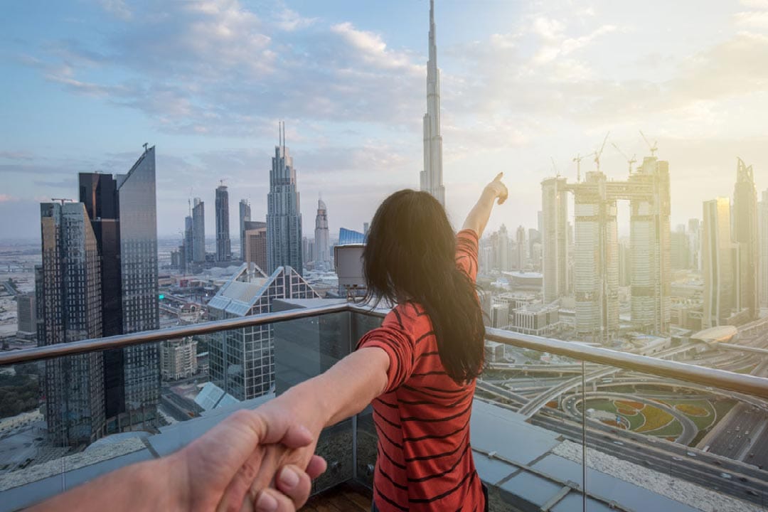 what-to-avoid-in-dubai-girl-pointing-at-burj-khalifa