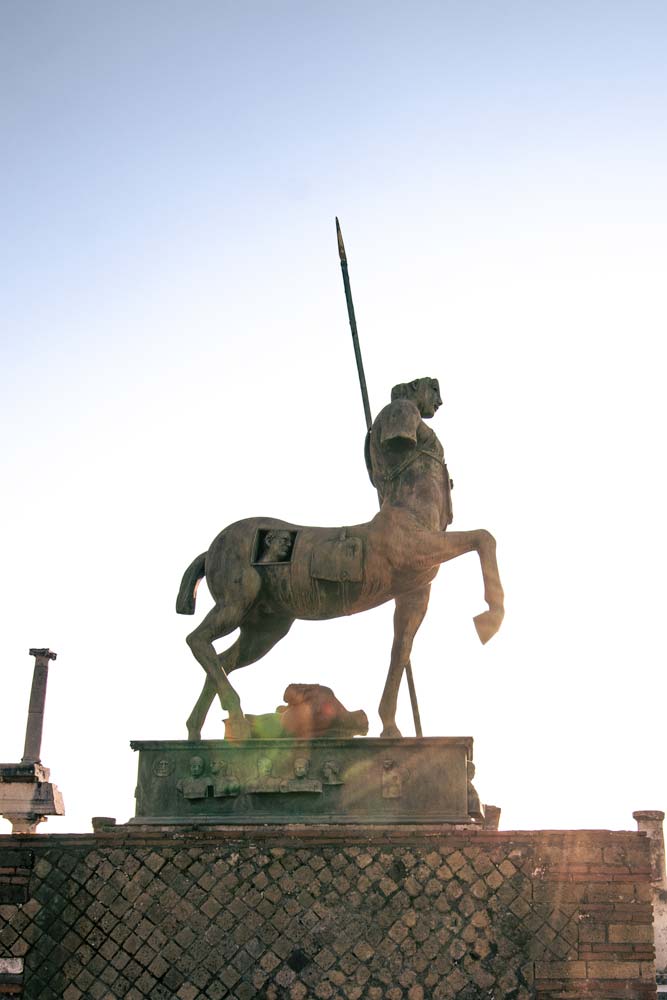 3-days-in-naples-statue-in-pompeii