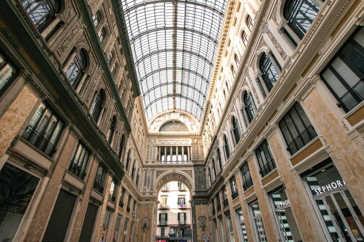 covered-market-in-naples