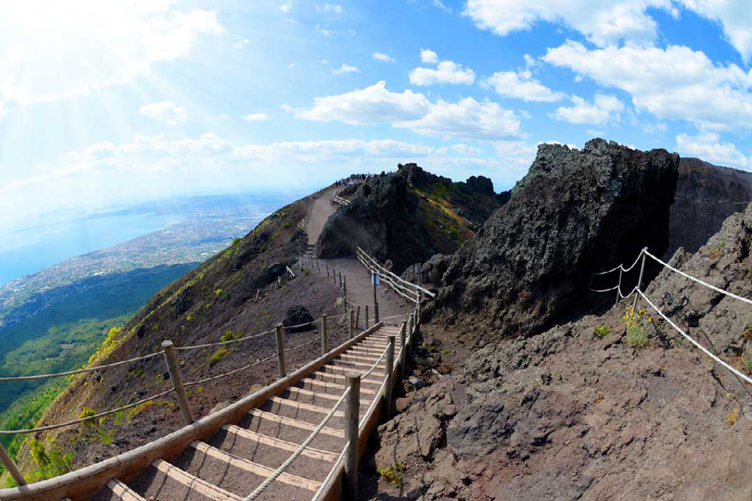 hiking-mount-vesuvius-at-the-top