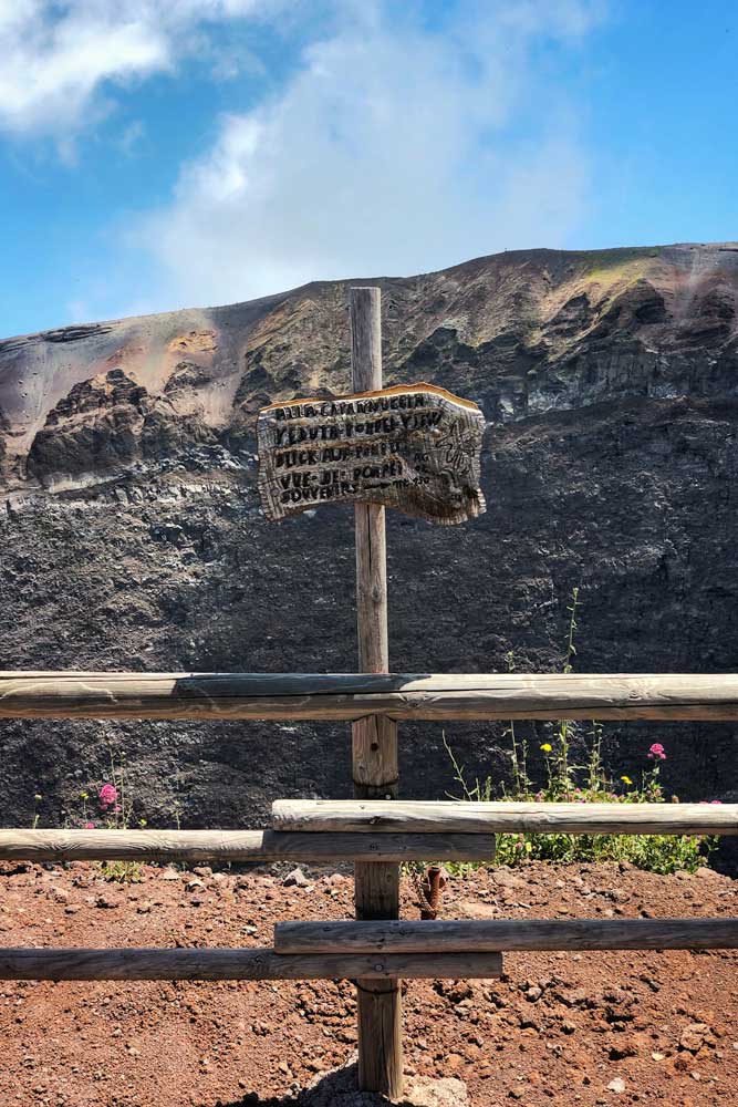 sign-at-the-top-of-mount-vesuvius