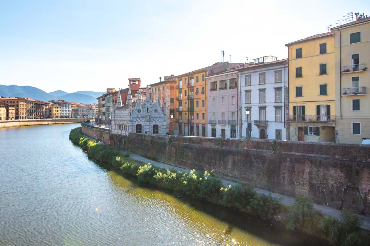 one-day-in-pisa-colorful-houses-and-a-church-next-to-the-river