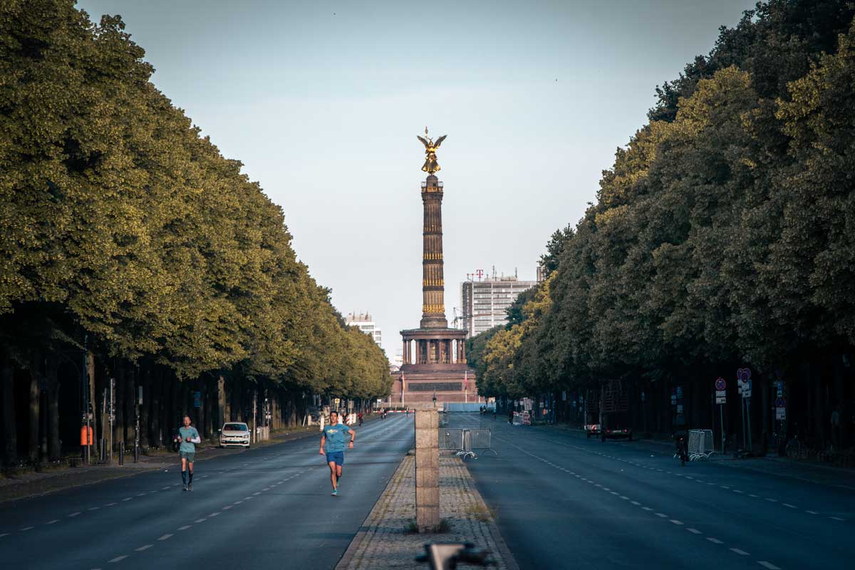 2-days-in-berlin-men-running-in-a-park