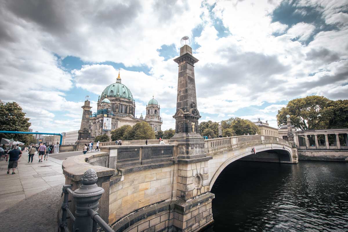 german-lamdmarks-the-bridge-to-museum-island