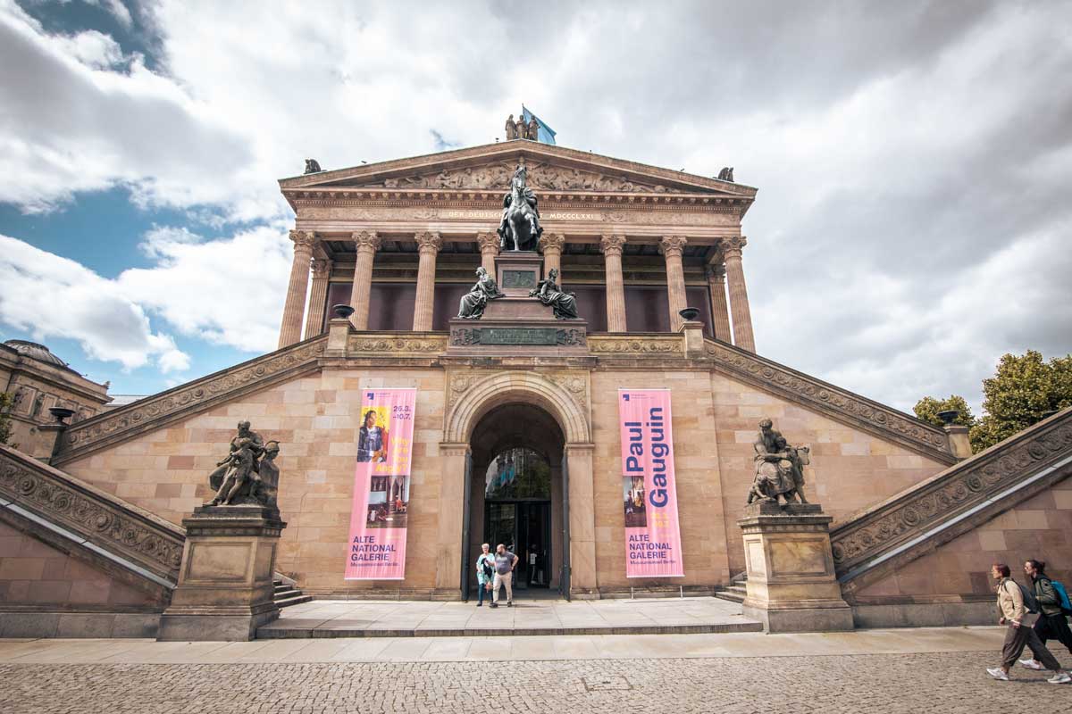 entrance-to-berlin-national-gallery