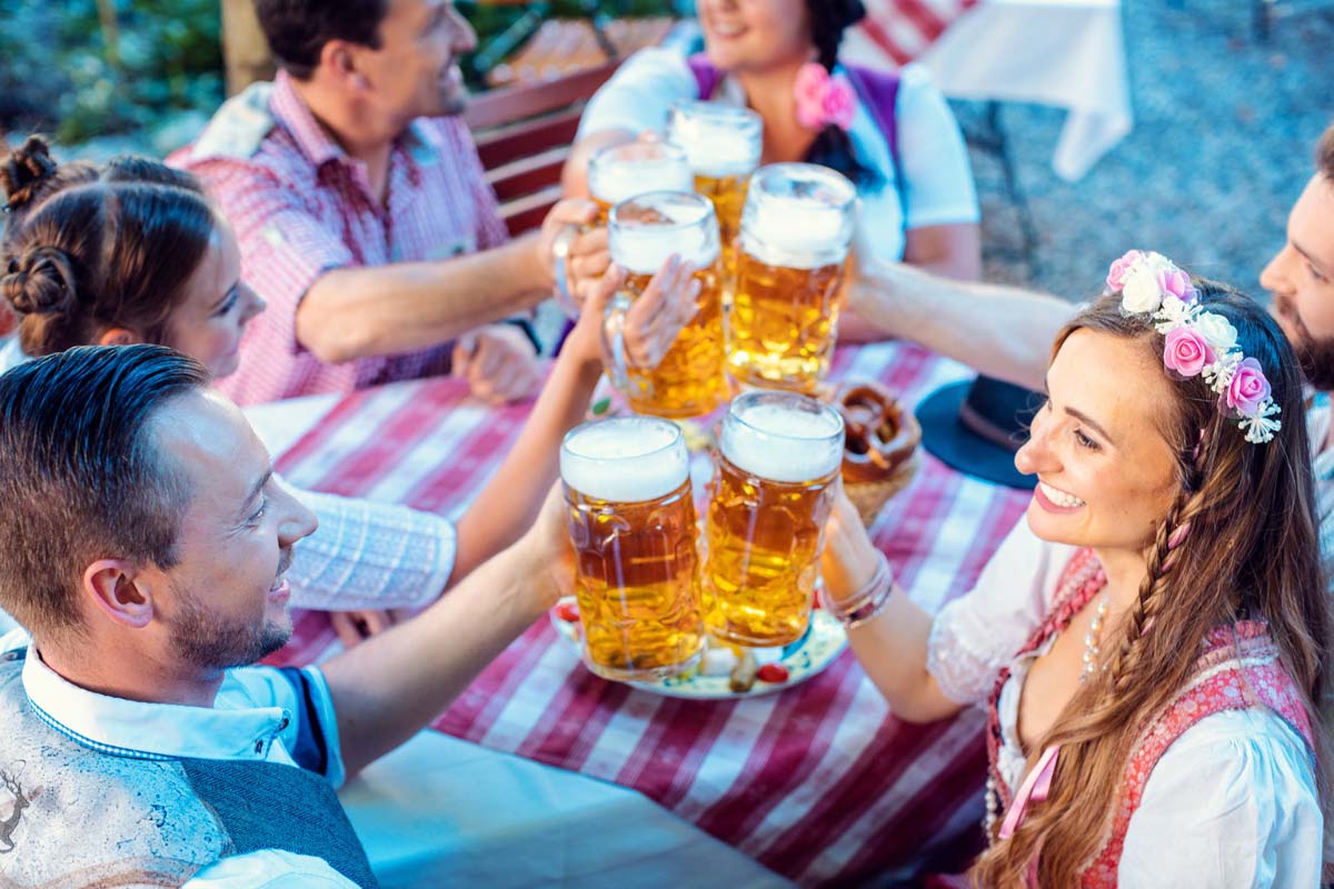 german-people-drinking-beer