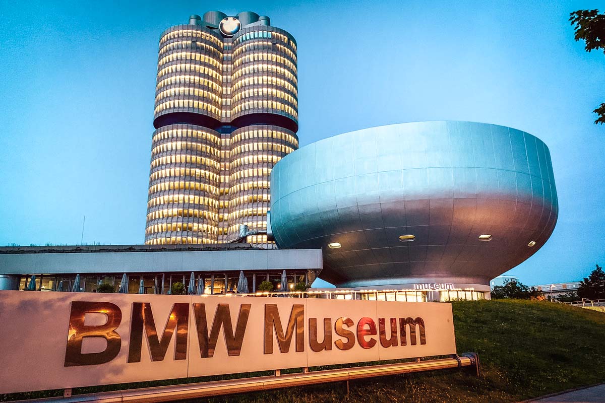 bmw-museum-at-night