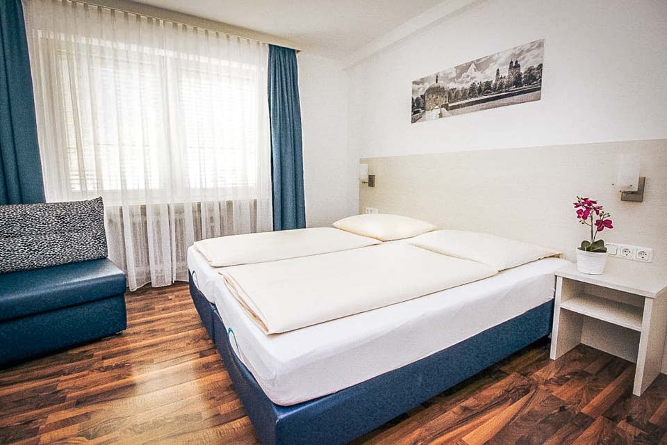 budget-hotel-interior