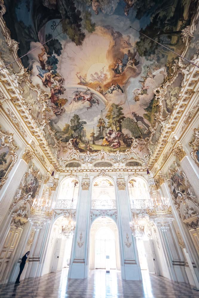 gorgeous-hall-inside-a-munich-palace