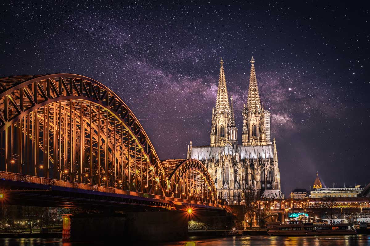 landmarks-in-germany-cologne-cathedral-at-night