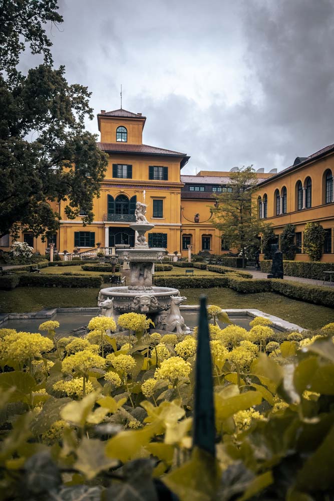 munich-orange-museum-with-a-garden