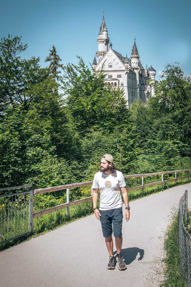 munich-to-neuschwanstein-castle-man-in-front-of-the-castle