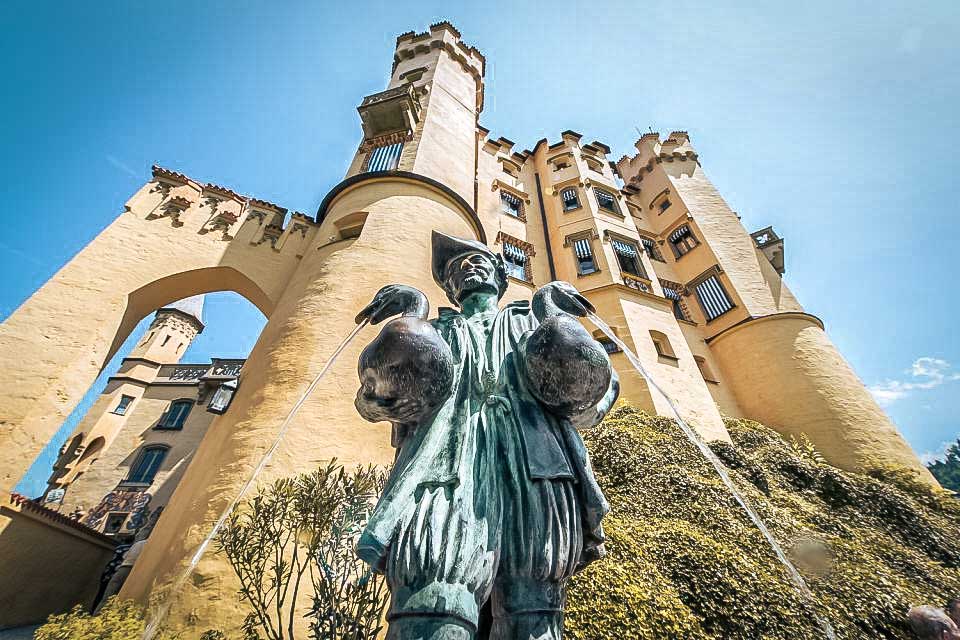 statue-infront-of-orange-castle