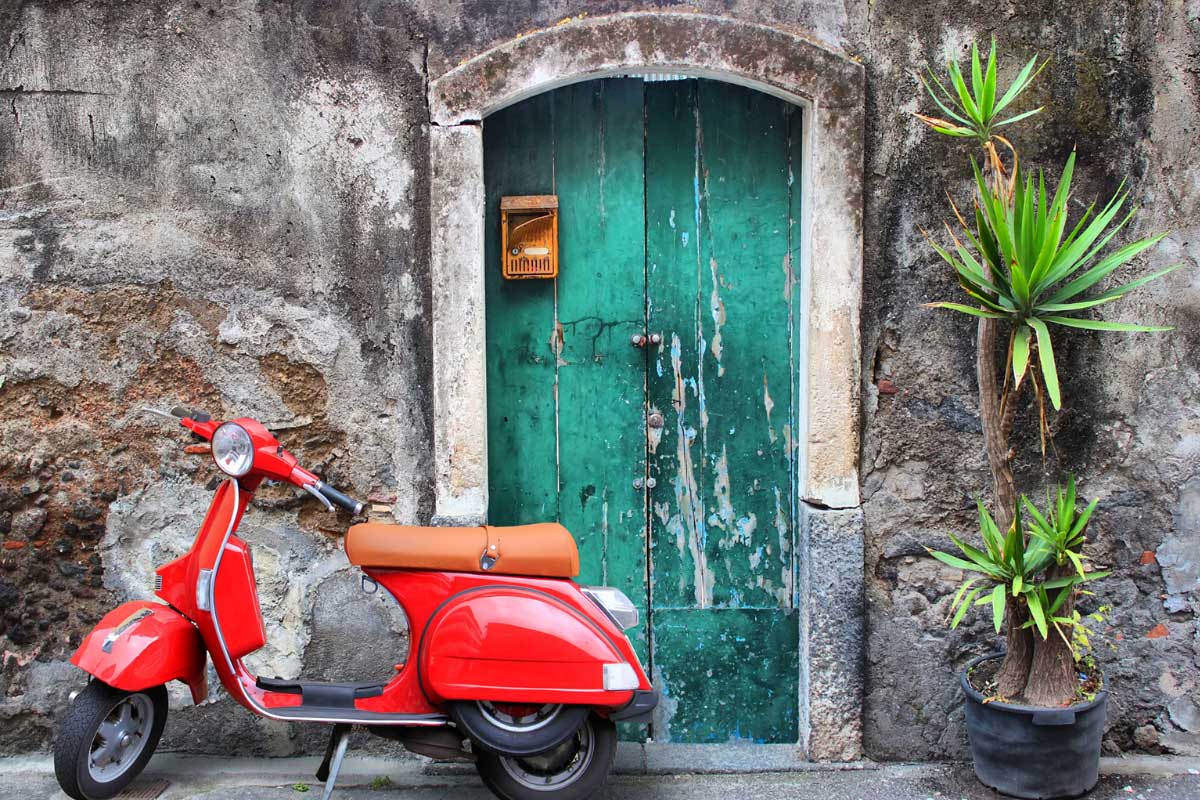 seven-days-in-italy-scooter-in-front-of-an-old-door