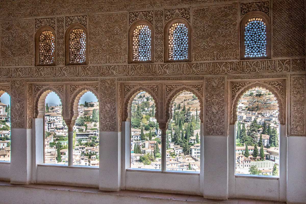 islamic-decorated-room-in-alhambra