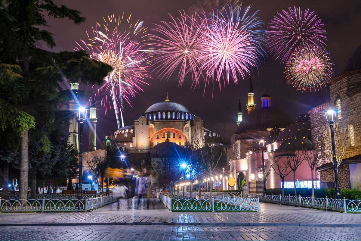 december-in-istanbul-fireworks-over-hagia-sophia