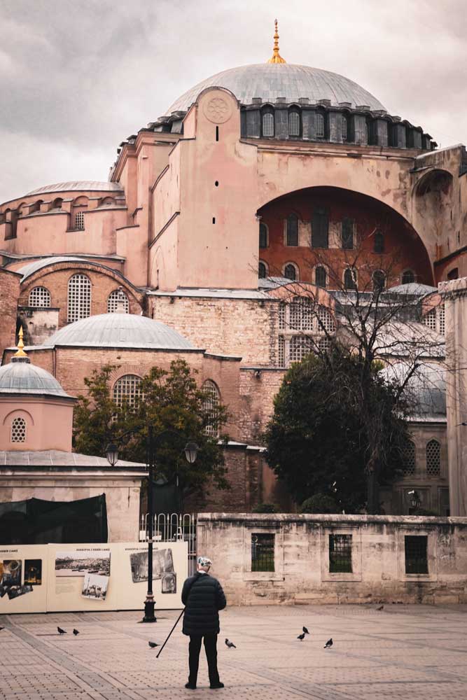 istanbul-in-december-man-in-front-of-hagia-sophia