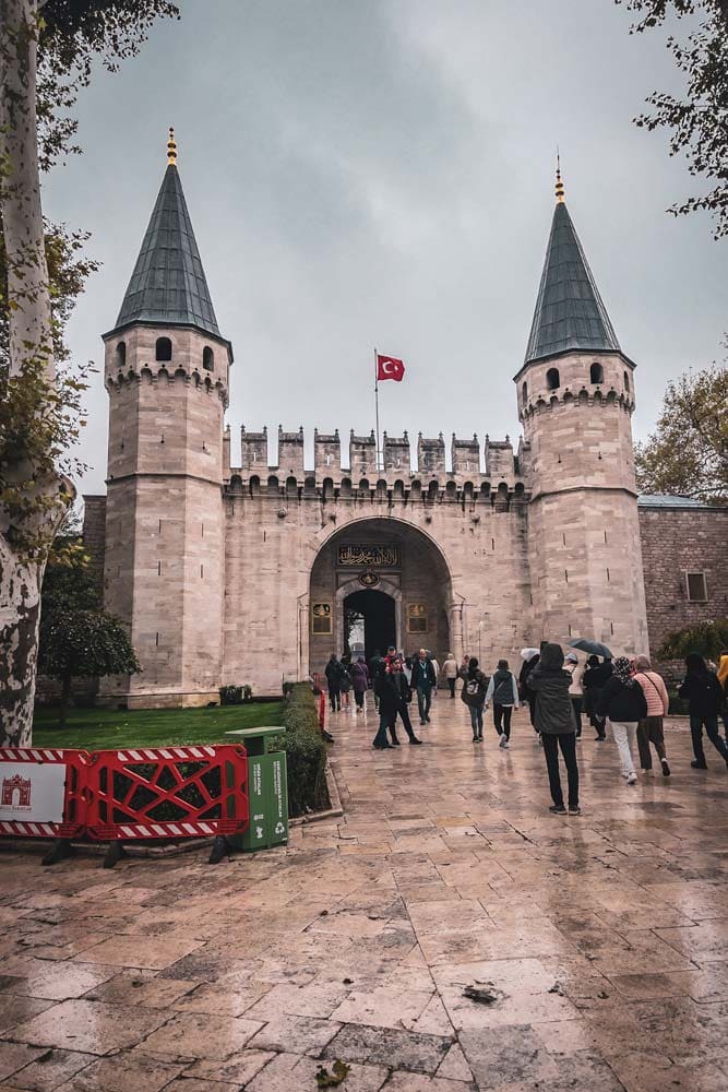 3-days-istanbul-itinerary-entrance-to-topkapi