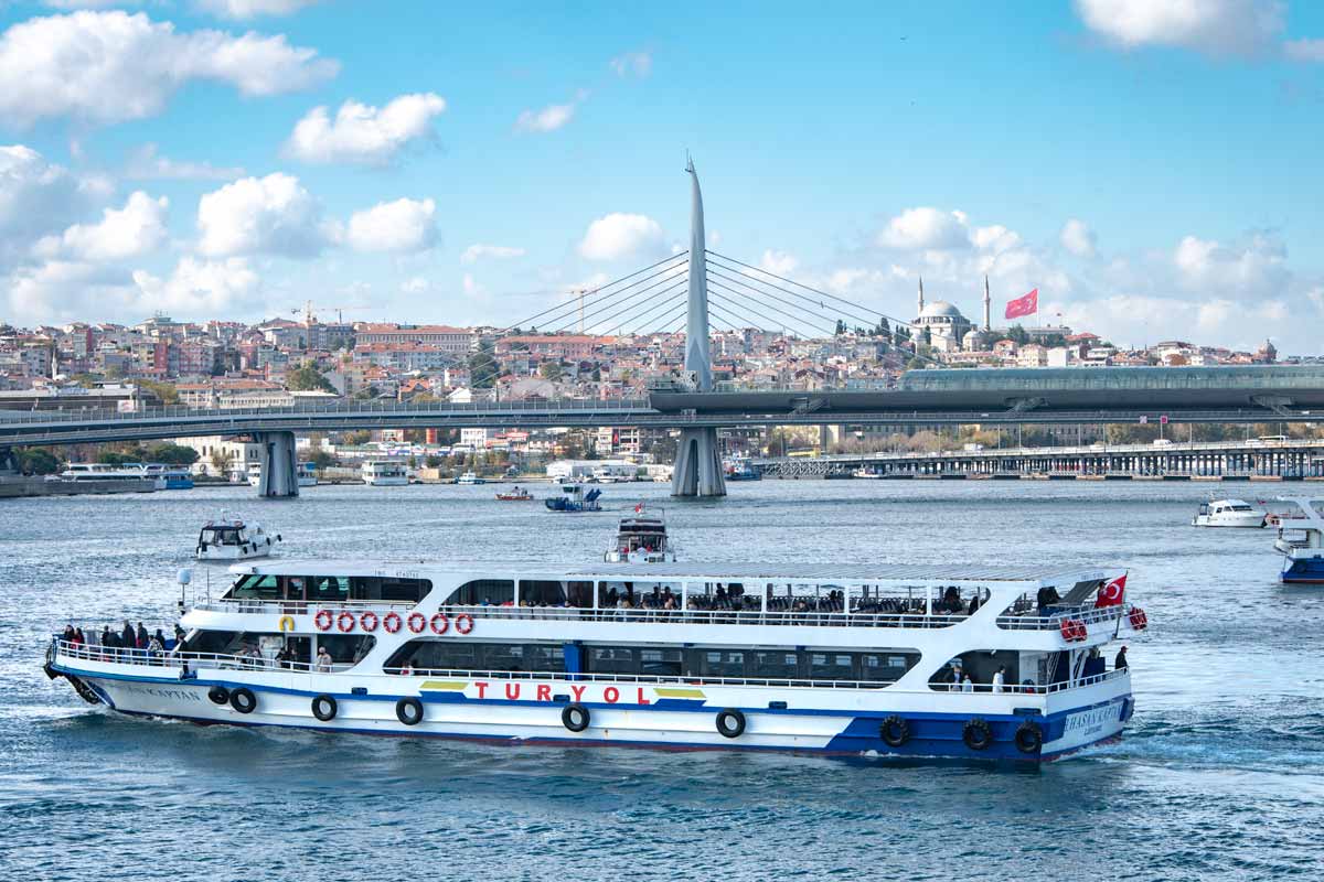 boat-on-the-bosphorus