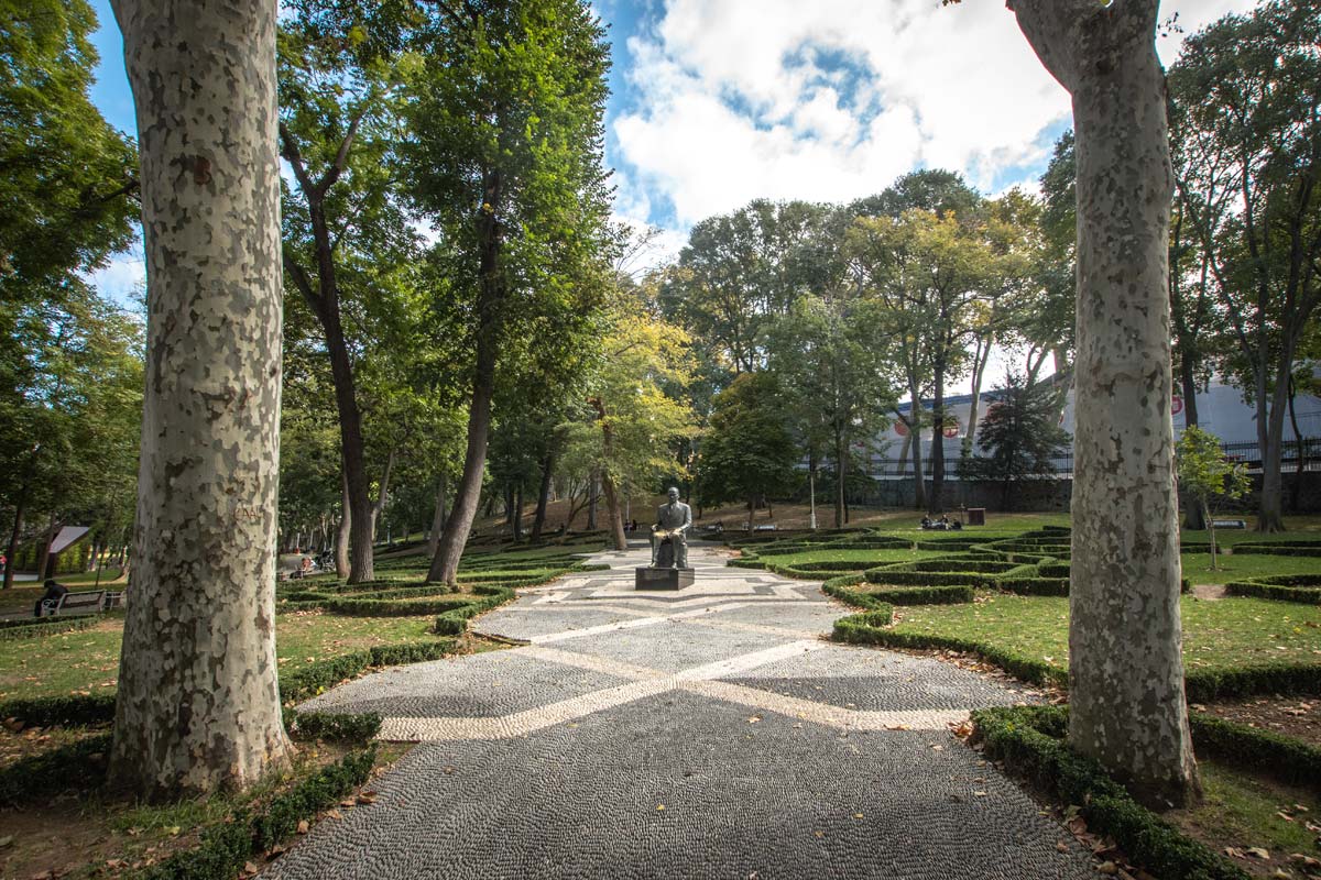 statue-in-a-park