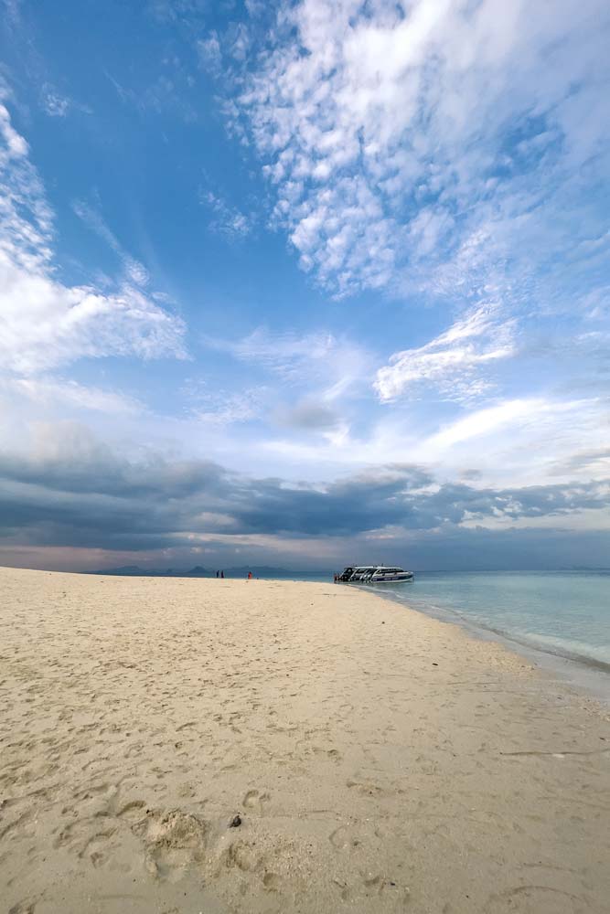 best-phi-phi-beaches-gorgeous-sky-over-a-boat