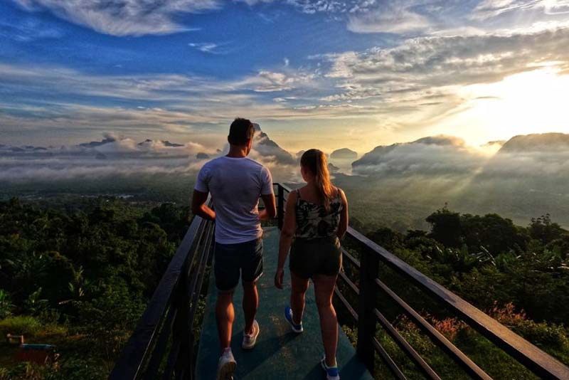 couple-watching-sunrise