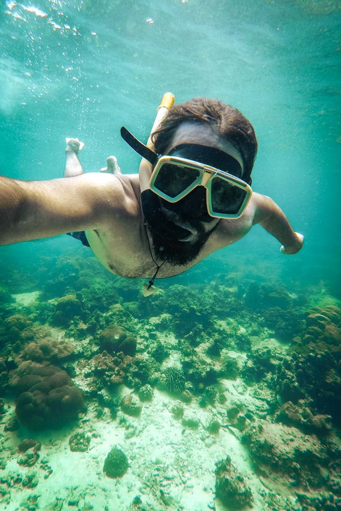 man-diving-in-phuket