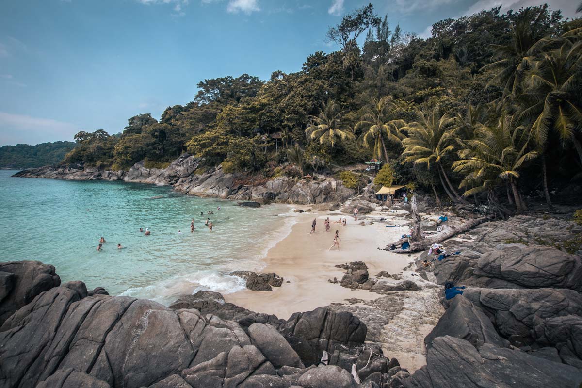 sunny-beach-in-december-in-phuket