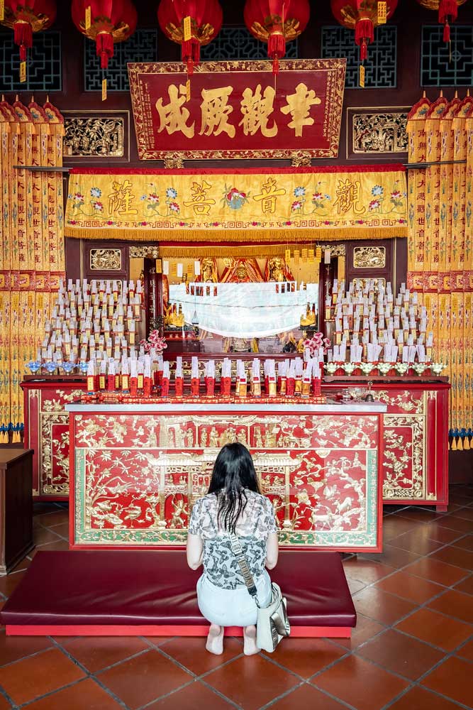 girl-praying-in-a-chinese-temple