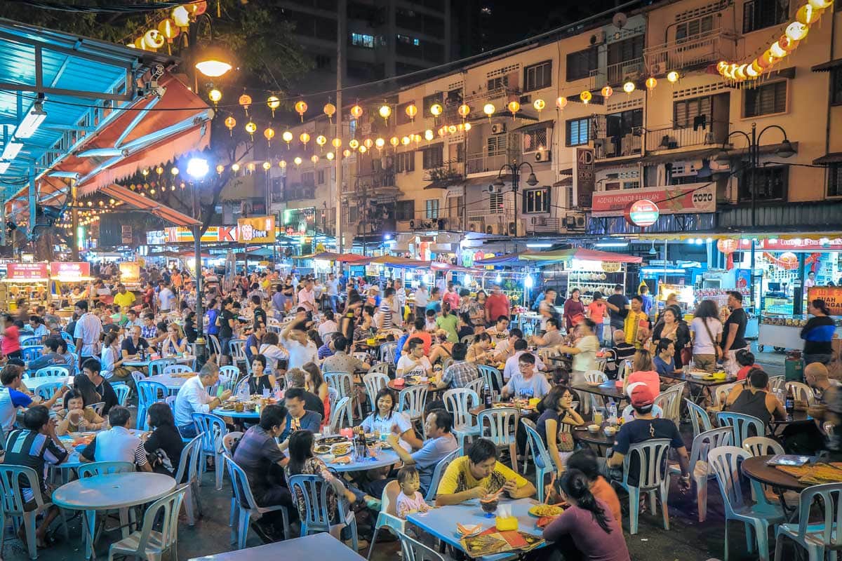 3-days-in-kl-people-eating-on-the-street