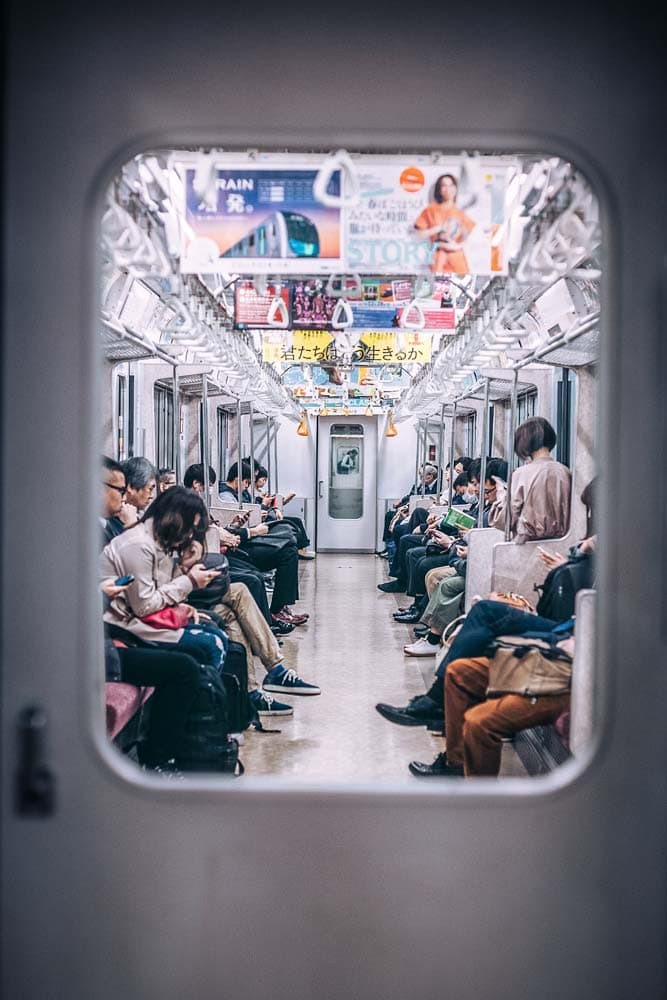 inside-the-tokyo-subway